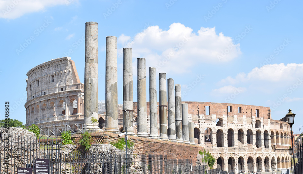 Coliseo de Roma, columnas del foro romano, en Roma Italia