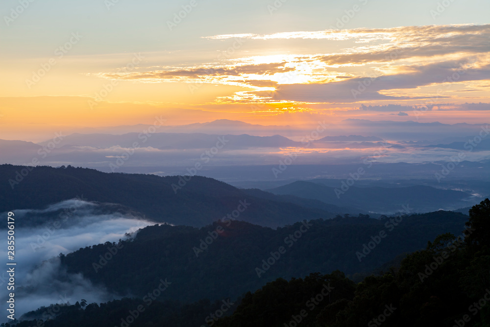 Naklejka premium Mountain scenery during the sunset