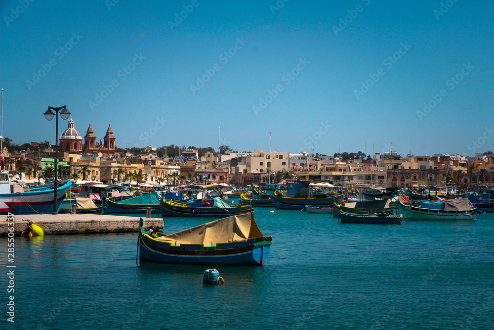 Malta Hafen kleine bunte Booten Sommer