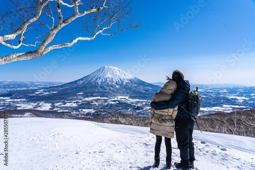 Fotografía romantic couple in snow mountain, Niseko Hokkaido Yotei