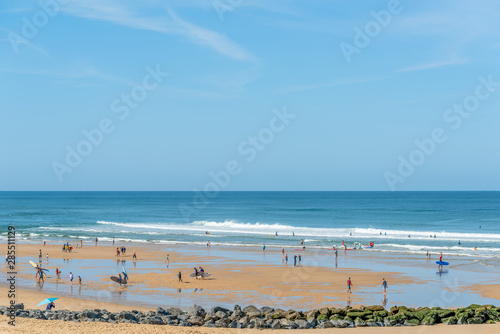 LACANAU (Gironde, France), surfeurs et baigneurs sur la plage © Eric Cowez