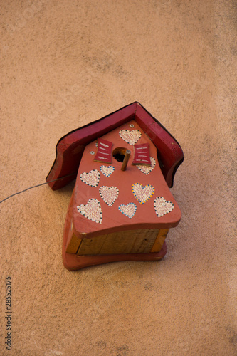 Casita de corazones para pajaros photo