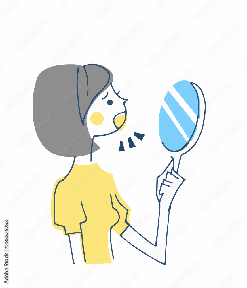 鏡で口を見る女性 鏡で口を見る女性