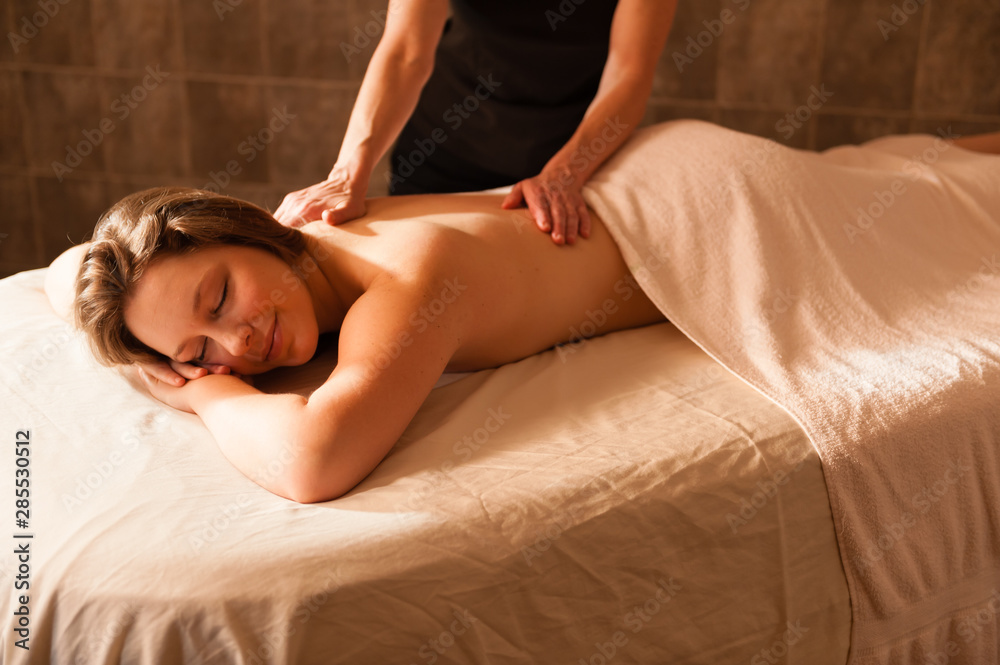 Obraz premium Beautiful young woman receiving a massage.