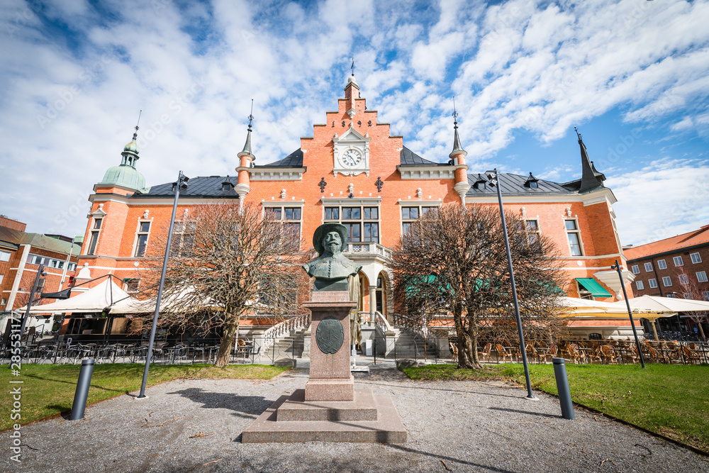 Obraz premium Umeå Town Hall, the main facade facing south, the bust of Umeå's founder, Gustav II Adolf is located against main entrance. The spring time, sunny day with blue skies, trees have no leaves yet