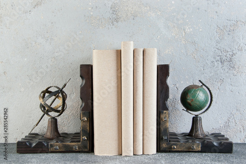 Foto Antique book ends on a gray background