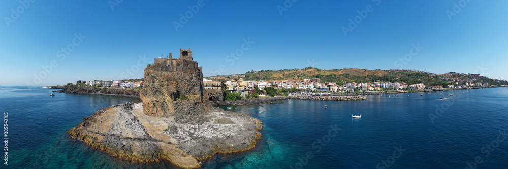Sicilia-Città di Aci Castello-Vista del castello sul mare e scogliera