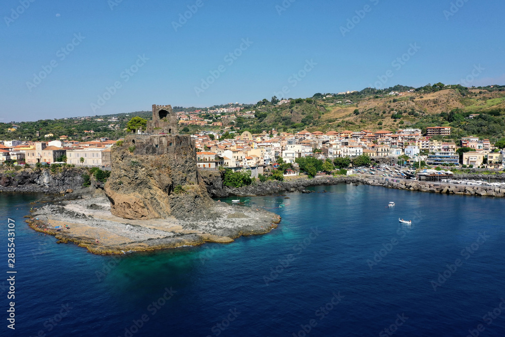 Sicilia-Città di Acicastello-Vista del castello sul mare  con fondale marino