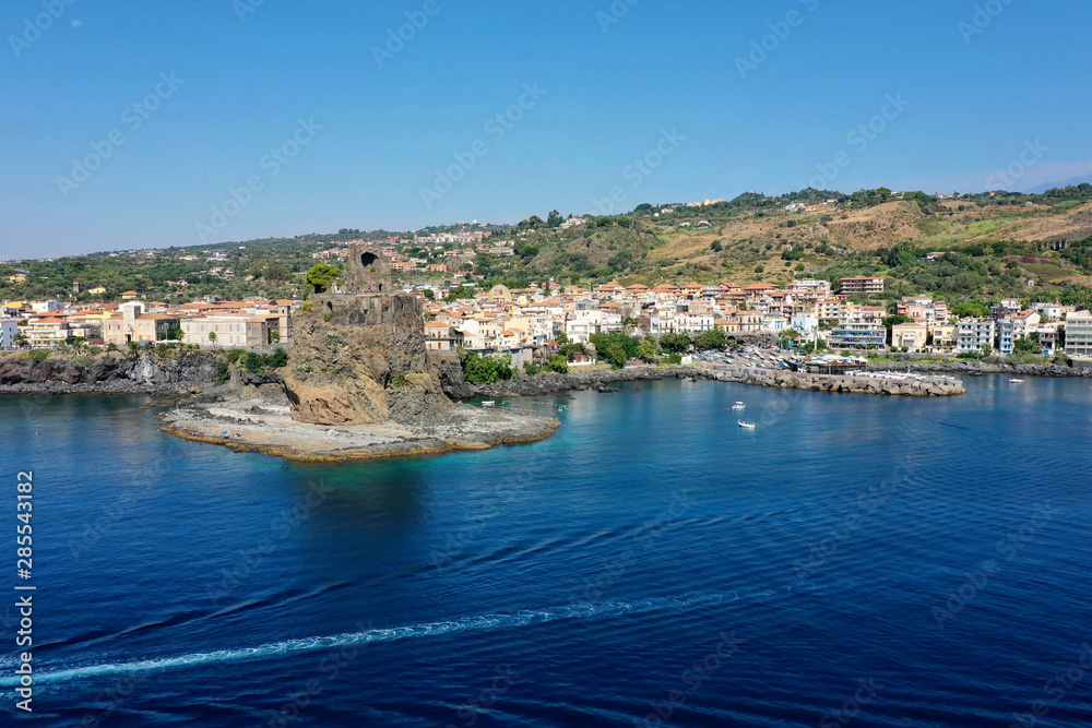 Città di Acicastello-Vista del castello sul mare di Sicilia