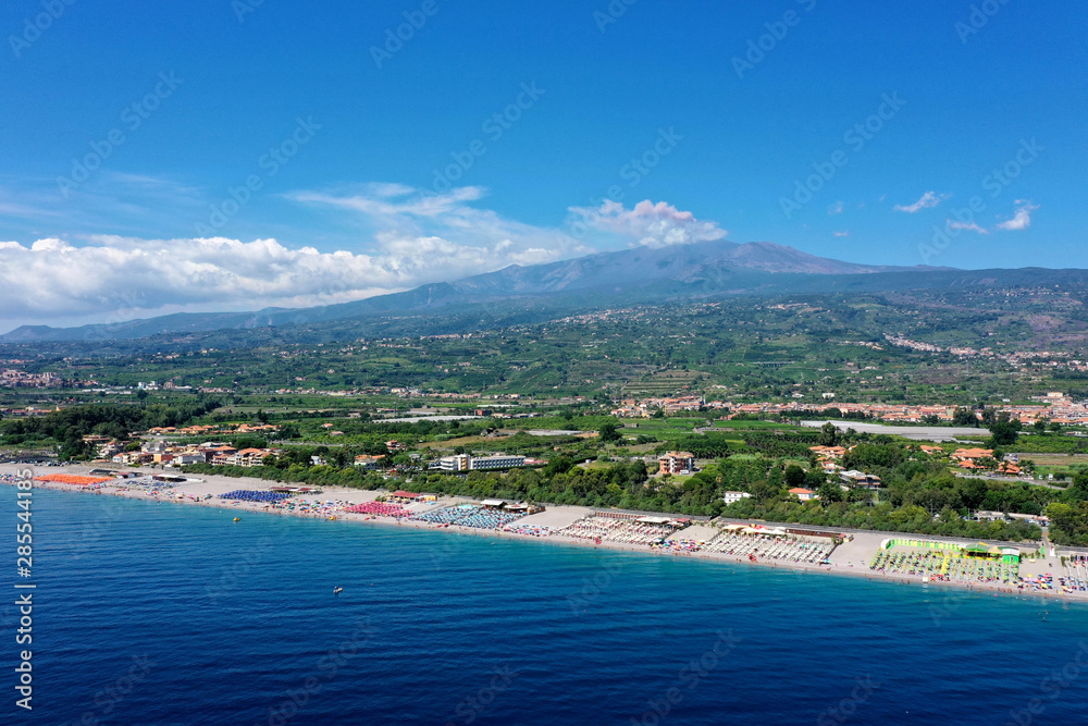 Sicilia-Mare  e spiagge di Fondachello con sfondo sull Etna
