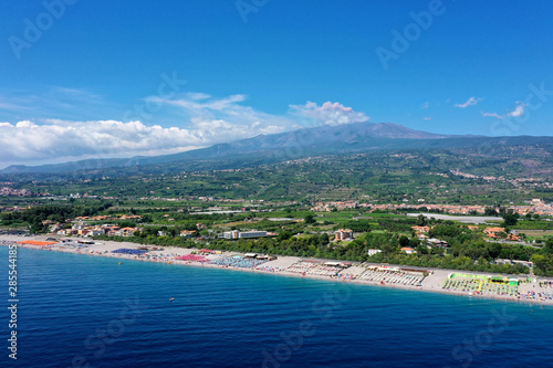Sicilia-Mare e spiagge di Fondachello con sfondo sull Etna