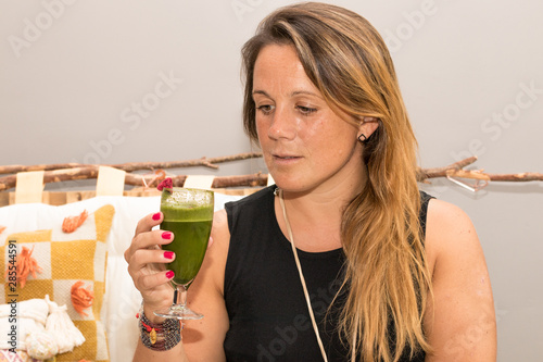 Modelo tomando té matcha perfecto para una chispa de vitalidad