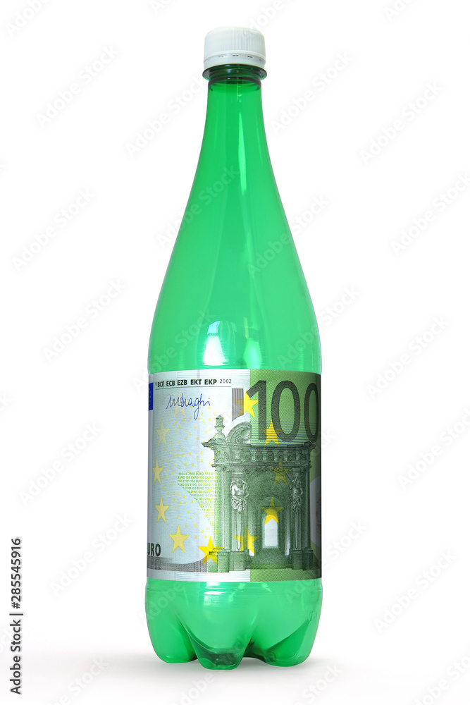 bouteille en plastique isolée sur fond blanc avec une étiquette billet de 100 euro bouteille en plastique isolée sur fond blanc avec une étiquette billet de 100 euro