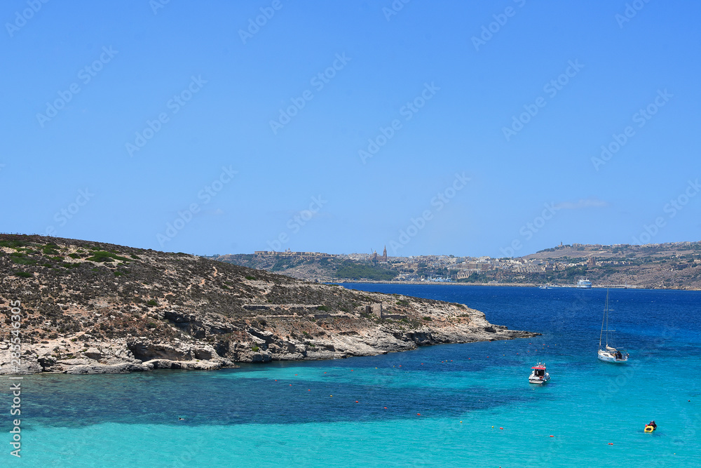 plage de blue lagoon sur l ile de comino a malte
