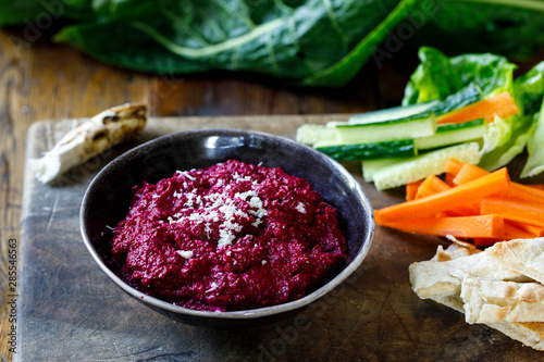 Photo Beetroot and horseradish dip in the bowl