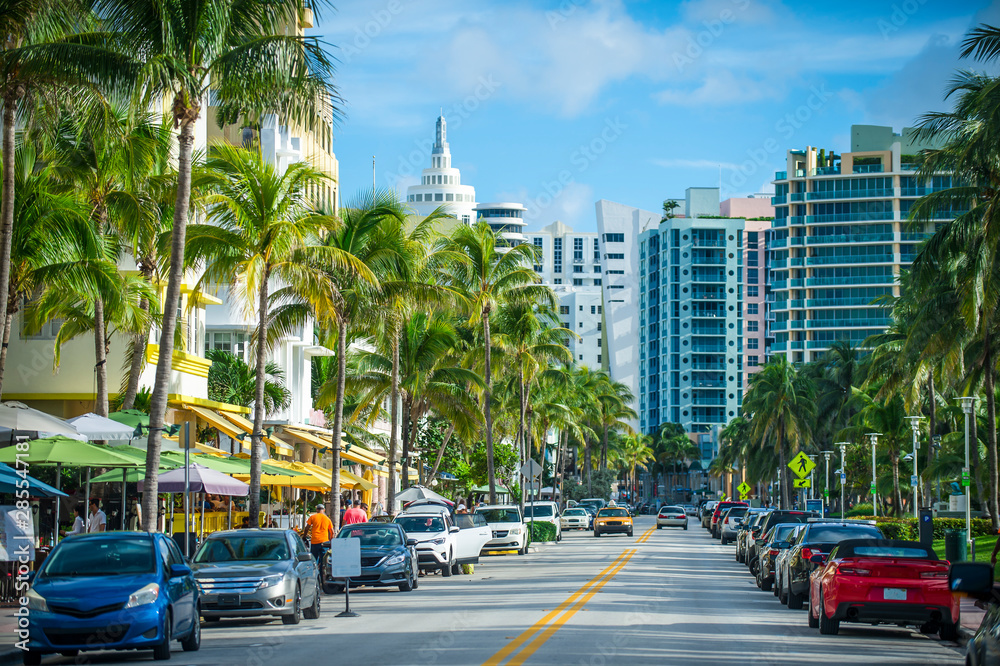 Naklejka premium Jasny, malowniczy widok na Ocean Drive w South Beach w Miami w poranek lekkiego ruchu