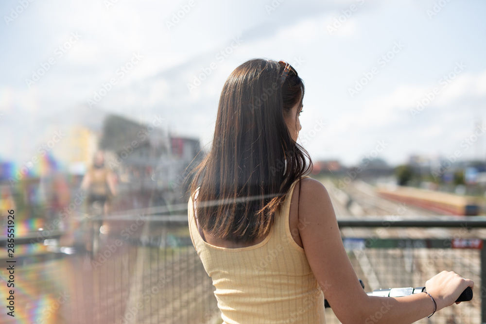 Frau hat Spaß in der Stadt Berlin Frau hat Spaß in der Stadt Berlin