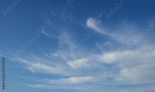 Schleierwolken - wei  e Wolken am blauen Himmel - Sch  nwetterwolken