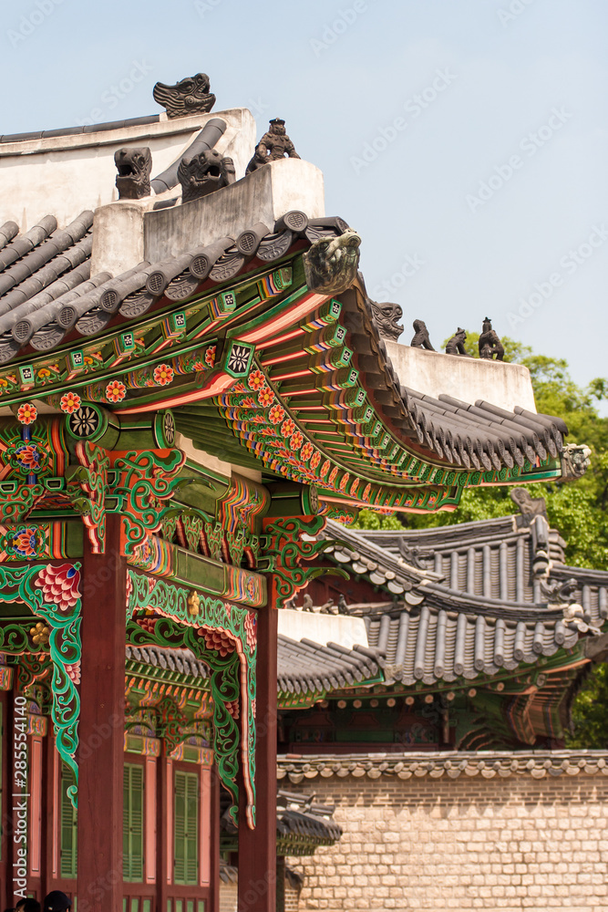 Fototapeta premium Roof detail of the Changdeokgung royal palace complex building, Seoul, South Korea