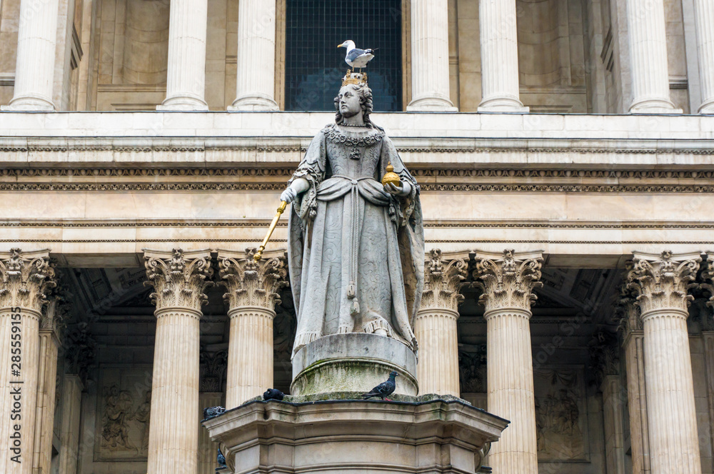 Obraz premium Statue of Queen Anne in front of St Paul’s Cathedral, London, UK, GB