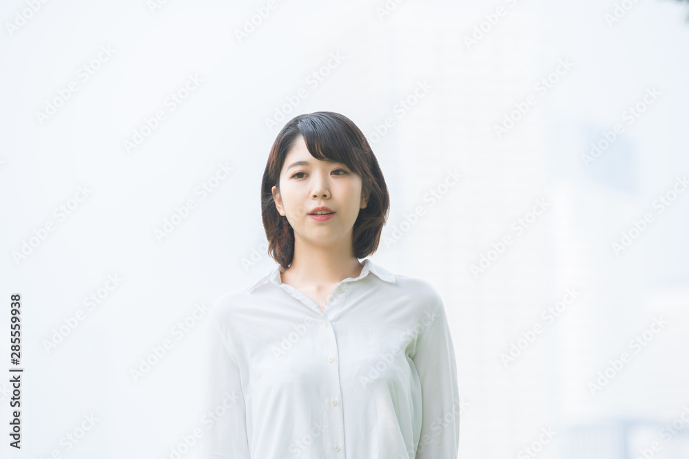 少し微笑んだ表情の若い女性