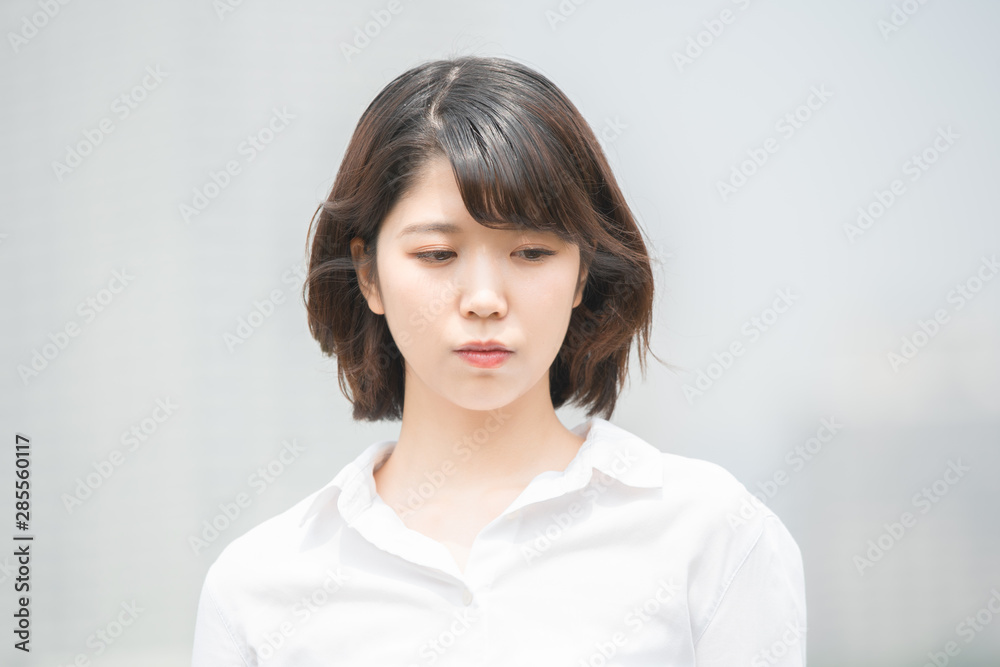 真剣な表情の若い女性 真剣な表情の若い女性