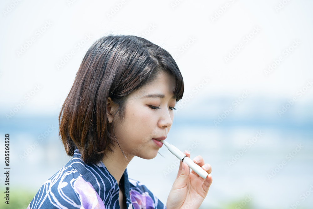 電子タバコを楽しむ女性 Stock 写真 Adobe Stock