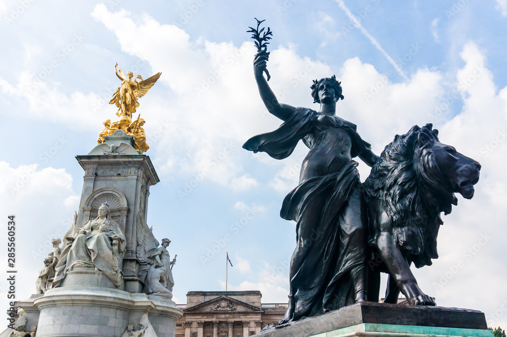 Fototapeta premium Peace sculpture of the Victoria Memorial, London, UK, GB
