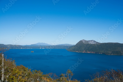 青い湖面の湖と青空 摩周湖