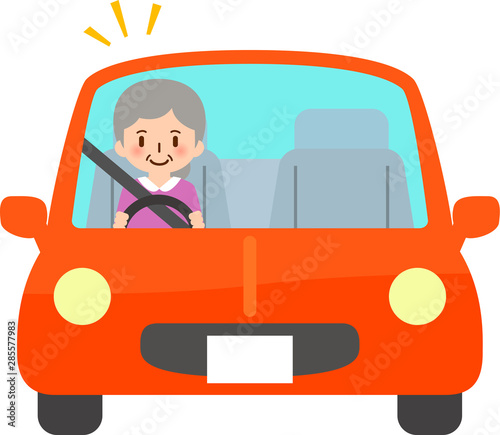 車を運転するシニア女性