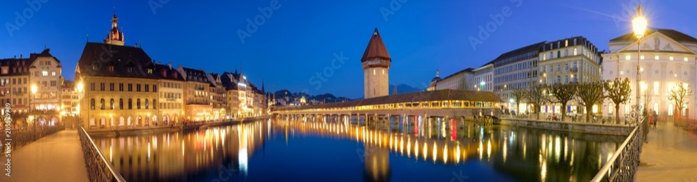 Obraz premium Nigth view of city center of Lucerne with famous Chapel Bridge and lake Lucerne (Vierwaldstatersee), Canton of Lucerne, Switzerland