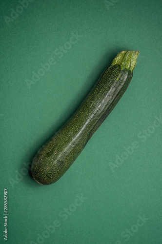 frische Zucchini auf grünem Hintergrund
