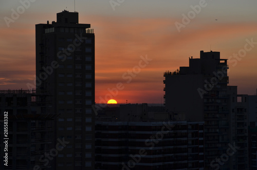 Atardecer, puesta del sol sobre los edificios