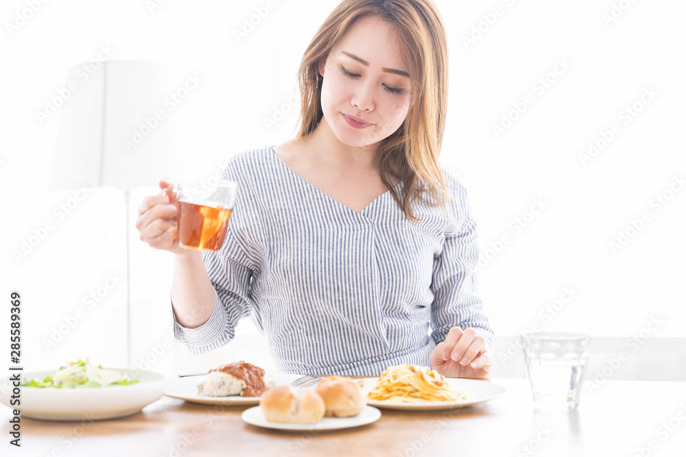 食事をする女性