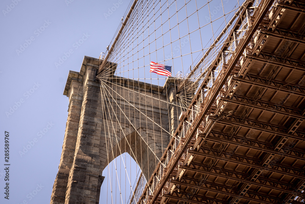 Obraz premium Vista del puente de Brooklyn desde abajo