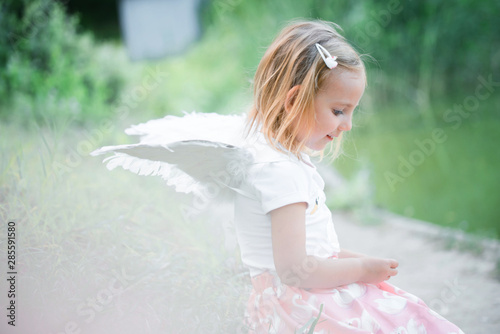 Fotografía Beautiful little angel girl standing back