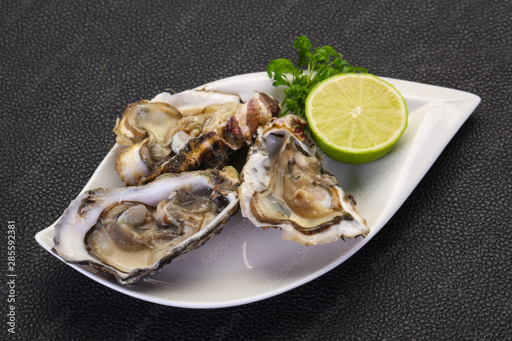 Oysters with lime and parsley Oysters with lime and parsley