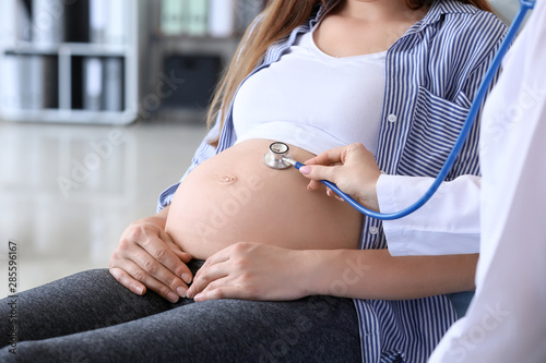 Doctor examining pregnant w...