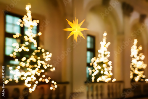 unscharfe christbäume mit lichtern und weihnachtsstern, stimmungsvolle weihnachtsdekoration photo