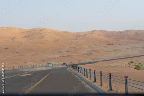 Straße durch die arabische Sandwüste photo