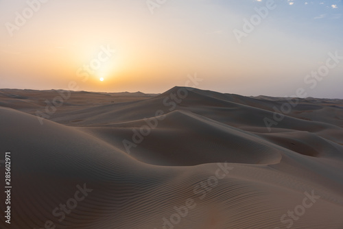 Arabische Sandw  ste bei Sonnenaufgang