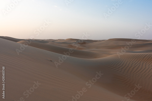 Arabische Sandwüste bei Sonnenaufgang