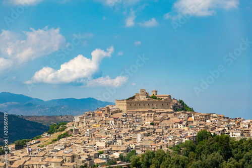 Veduta del borgo medievale di Montalbano Elicona in Sicilia photo
