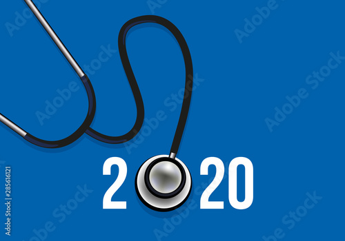 Année 2020 dans le milieu médical et de la cardiologie avec un stéthoscope sur fond rouge. 