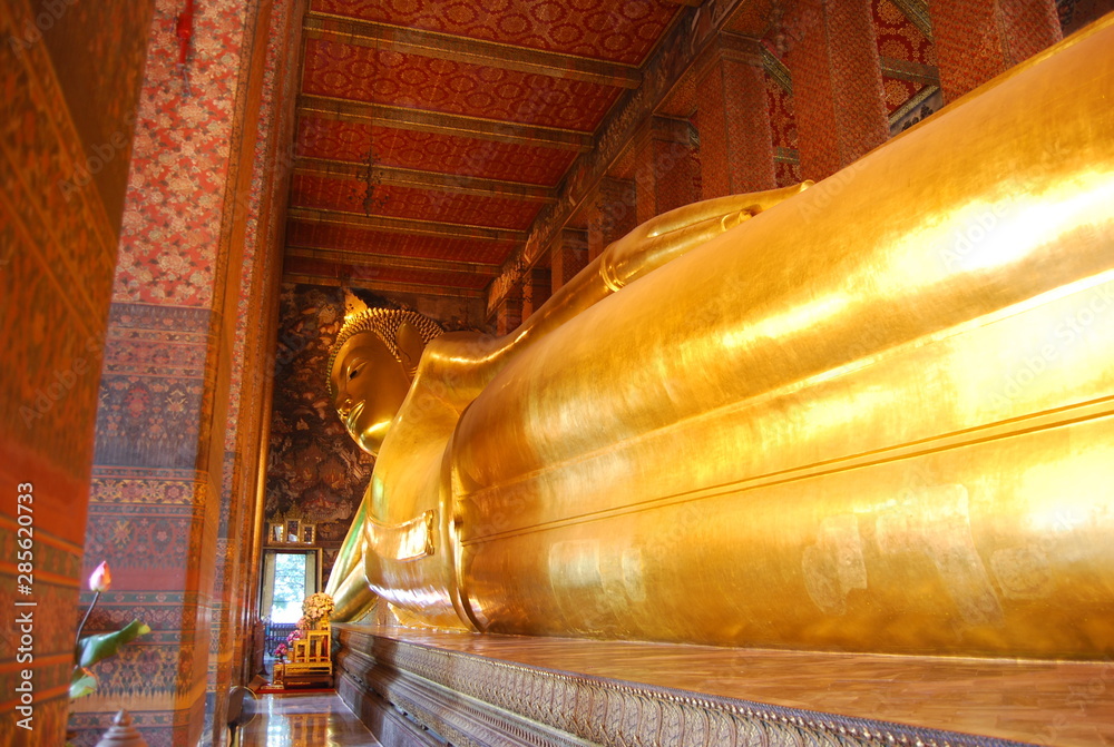 Fototapeta premium Reclining Buddha gold statue at Wat Pho, Bangkok, Thailand.