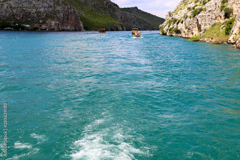 Obraz premium view of halfeti boat tour - gaziantep turkey