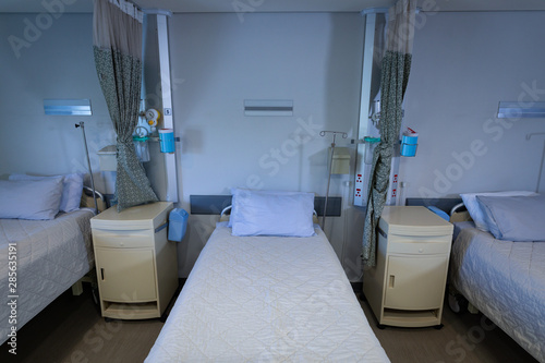 Fototapeta Naklejka Na Ścianę i Meble -  Row of empty hospital beds