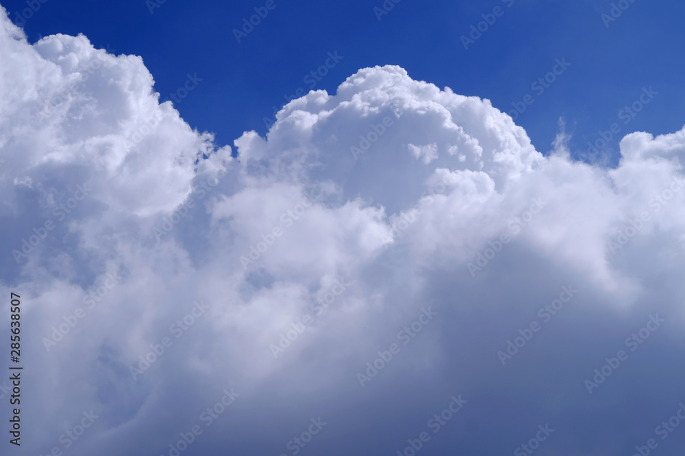 Obraz premium cloud on blue sky background