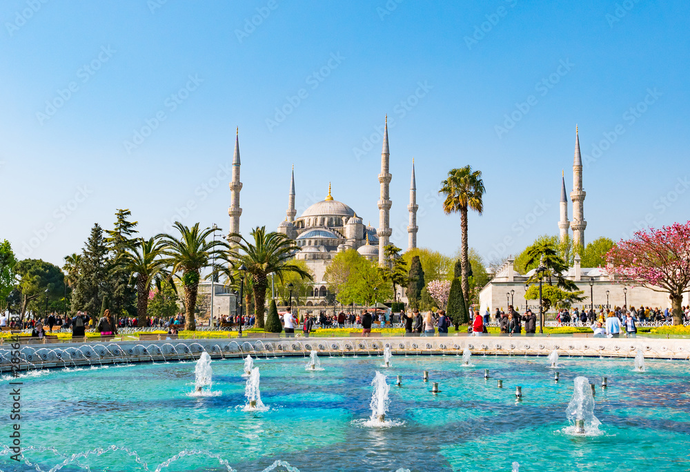Fototapeta premium Stambuł, Turcja - 21 kwietnia 2018: Błękitny Meczet (Sultanahmet Camii), Stambuł, Turcja