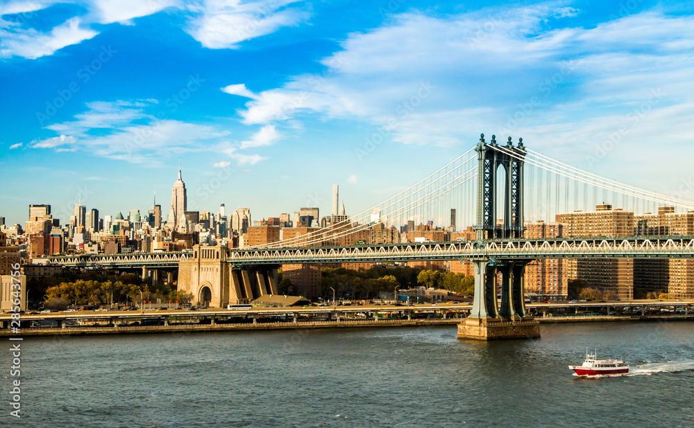 Fototapeta premium Manhattan Bridge with Manhattan in the background